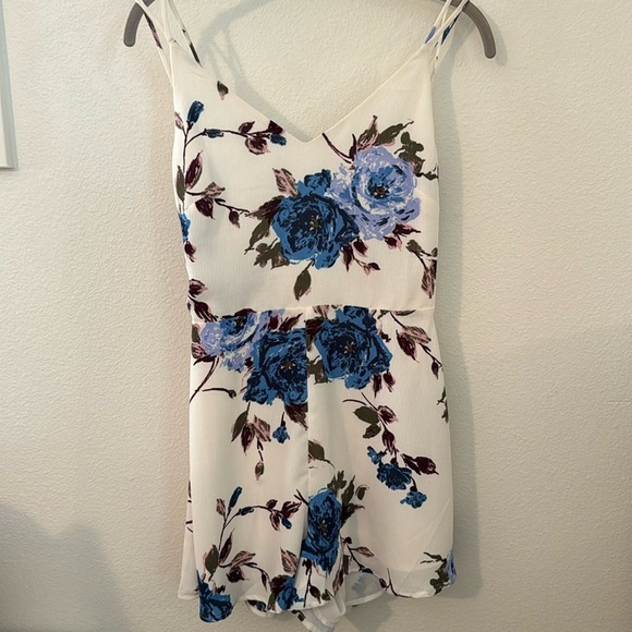 Lush Dresses & Skirts - Lush romper spaghetti strap, crisscross back size small